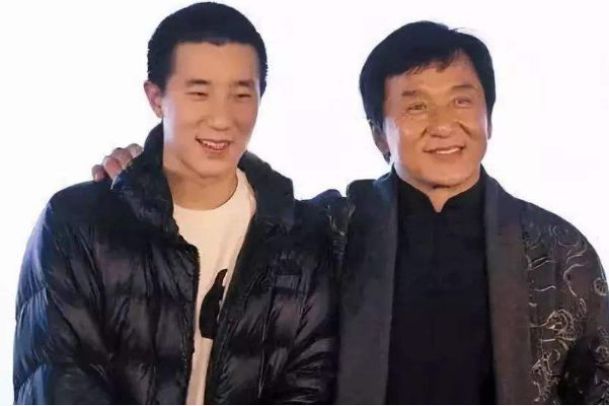 同样面对儿子犯错，他将儿子踹5米远，而他直接让儿子退出娱乐圈