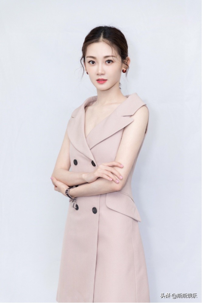 郑恺苗苗机场牵手，网友：我们都等着官宣呢，