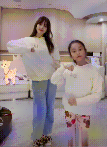 李小璐與女兒同框跳舞，母女穿親子裝像極姐妹花，甜馨越長越漂亮