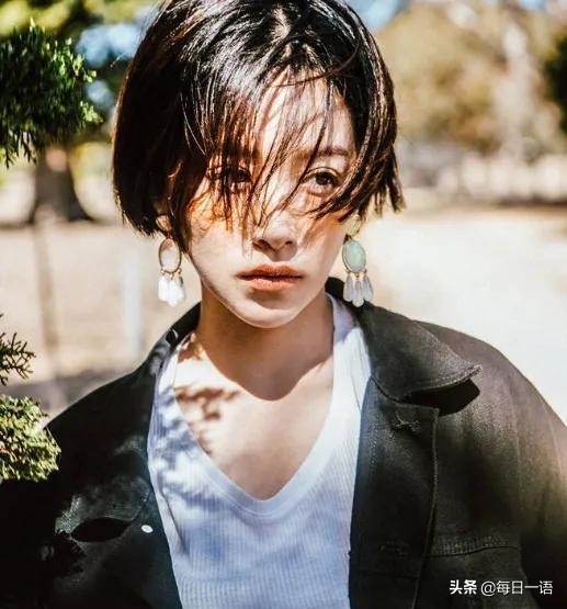 阚清子终于换长发造型了，看到她接完假发的样