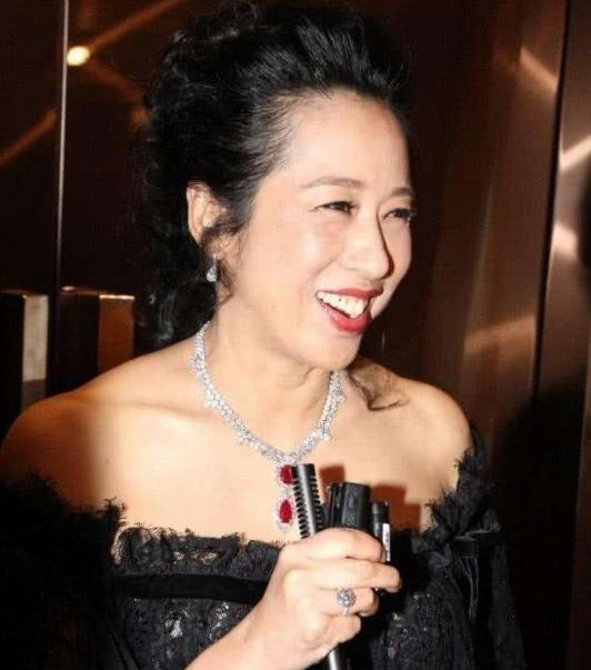 郭晶晶老公晒照疑“拼四胎”，公婆表态儿媳说