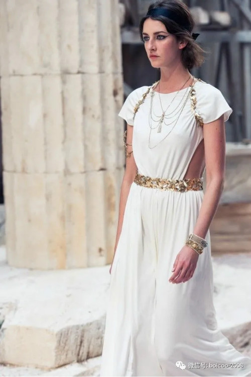 褶皱、绳结、垂坠……古希腊风格服装适合谁？