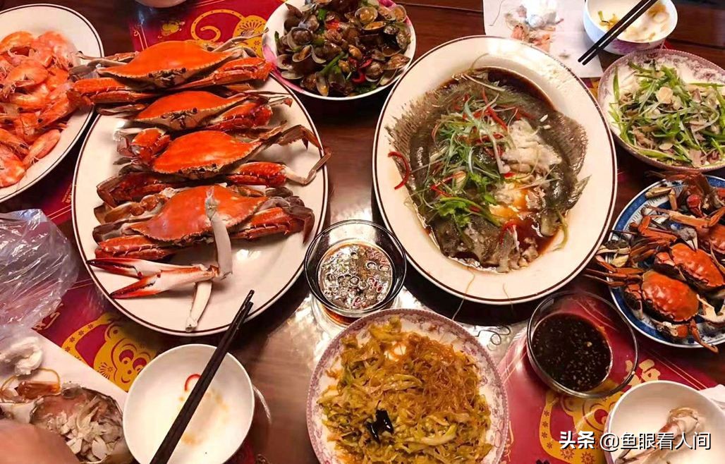 中秋节餐桌美食，看青岛人的海鲜大餐，梭子蟹和大虾不可少