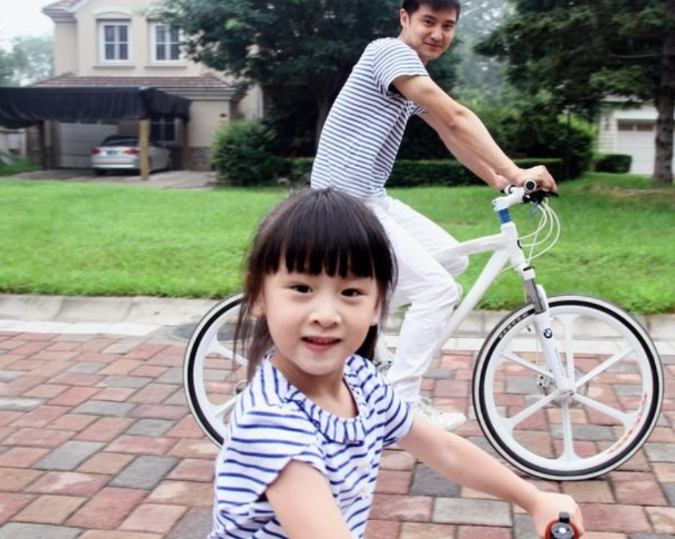 田亮再秀跳水技术，裸上半身仍有腹肌，有意让女儿进网球俱乐部？