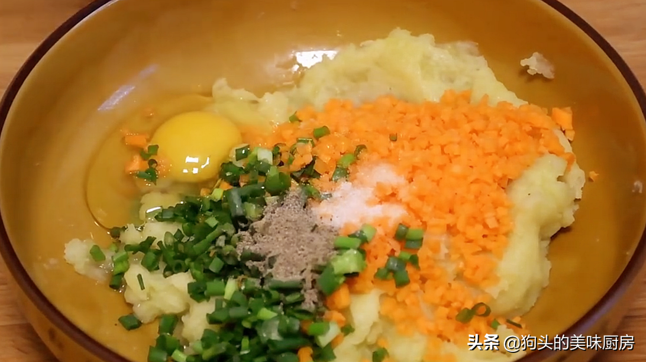 土豆不要炒著吃了，教你一個新吃法，簡單美味，上桌全家都愛吃