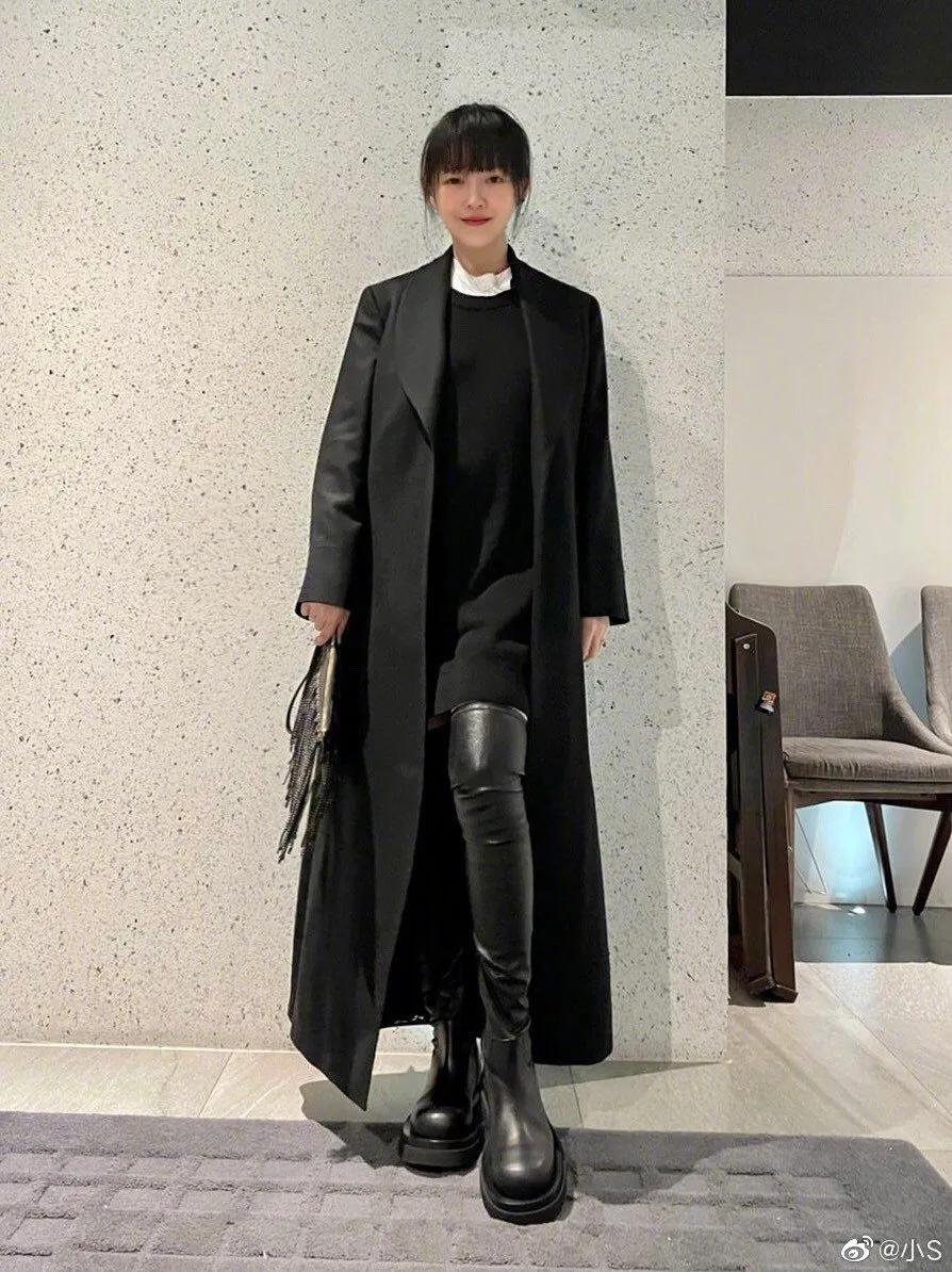 汪小菲出關和家人團聚，手牽一雙兒女超幸福，6歲玥兒苗條高挑