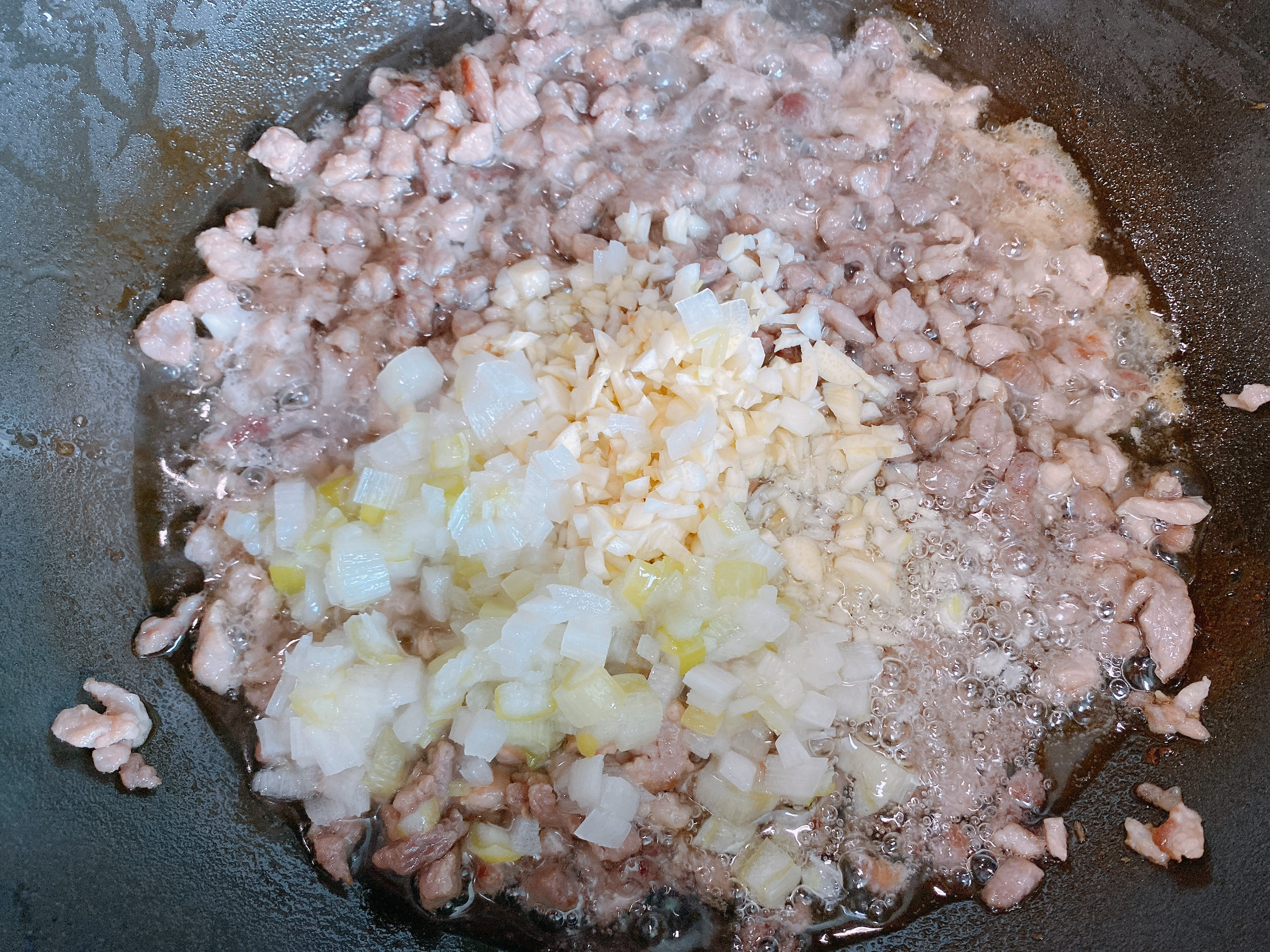 炸醬麵香不香，醬是關鍵，3種醬料不加一滴水，做法簡單醬香濃郁