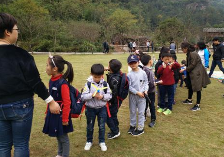 蔡少芬儿子躺玻璃栈道吓到哭，她却在一旁偷笑，网友：果然是亲妈