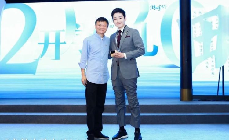 后浪来了：豪门姐弟资产超过700亿，俊男靓女才貌俱佳羡煞旁人
