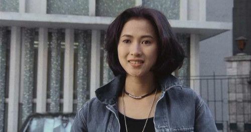 选美落选却成打星，事业当红为父息影，今49岁仍单身