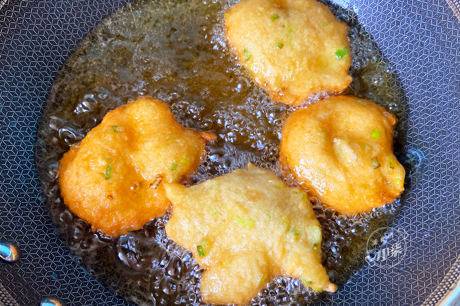 30分钟快速葱油饼做法，不揉面不擀面，蓬松暄软，放凉也不硬