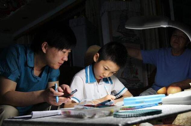 教育部发布“睡眠令”，多地推迟中小学上学时间，但新问题又出现