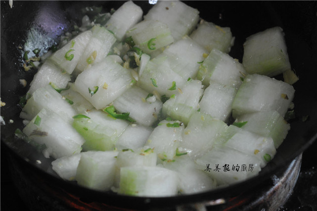 馋肉了，做道红烧冬瓜，加把辣椒锅中一烧，比红烧肉更香