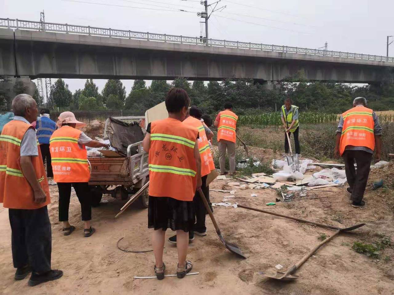荥阳市豫龙镇真抓实干不松懈，全力以赴推进创卫复审工作