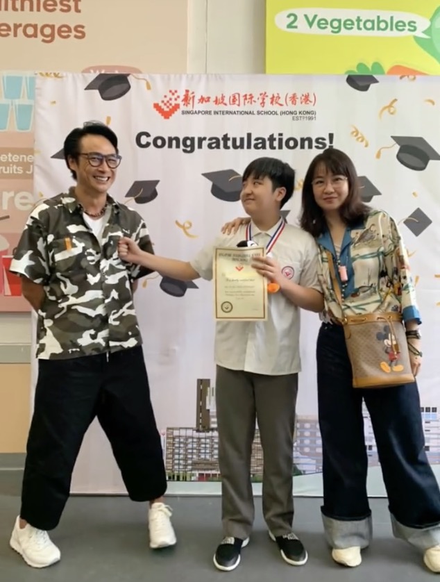 吴镇宇儿子费曼晒庆生视频，与妈妈温馨同框，王丽萍温婉知性