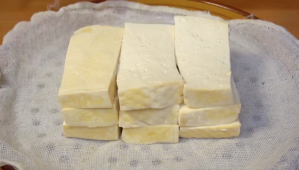 豆腐放鍋裡蒸一蒸，香辣下飯，不放肉也好吃，我家一周至少做3回