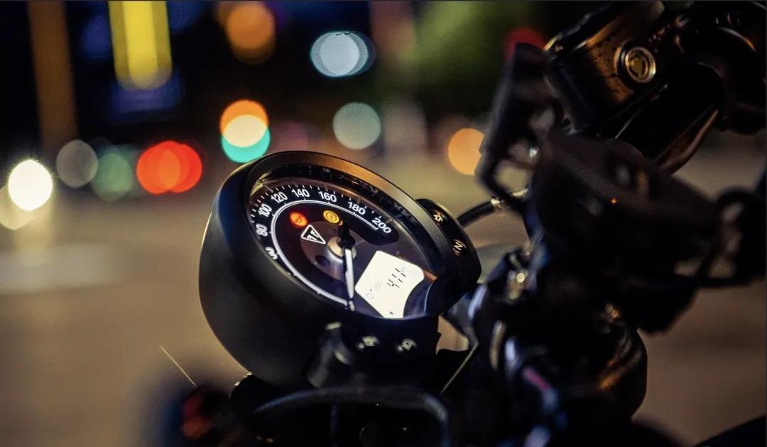 这款英国生产的美式巡航机车售价14万、比哈雷更好看