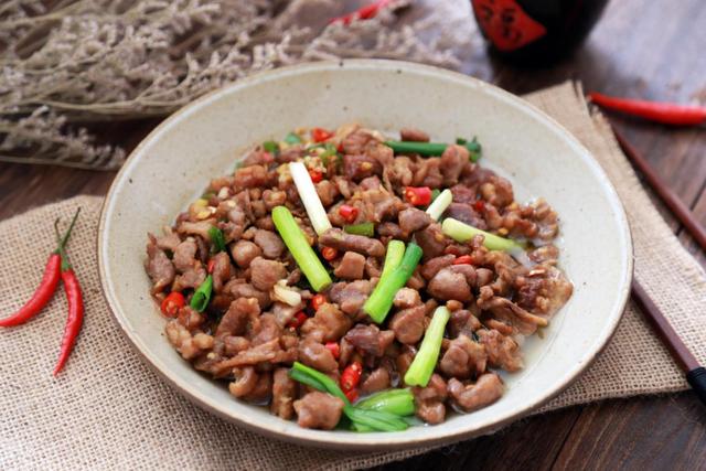 It is better to eat beef in autumn. It is cheaper than mutton and more nutritious than pork. Appetizer and meal