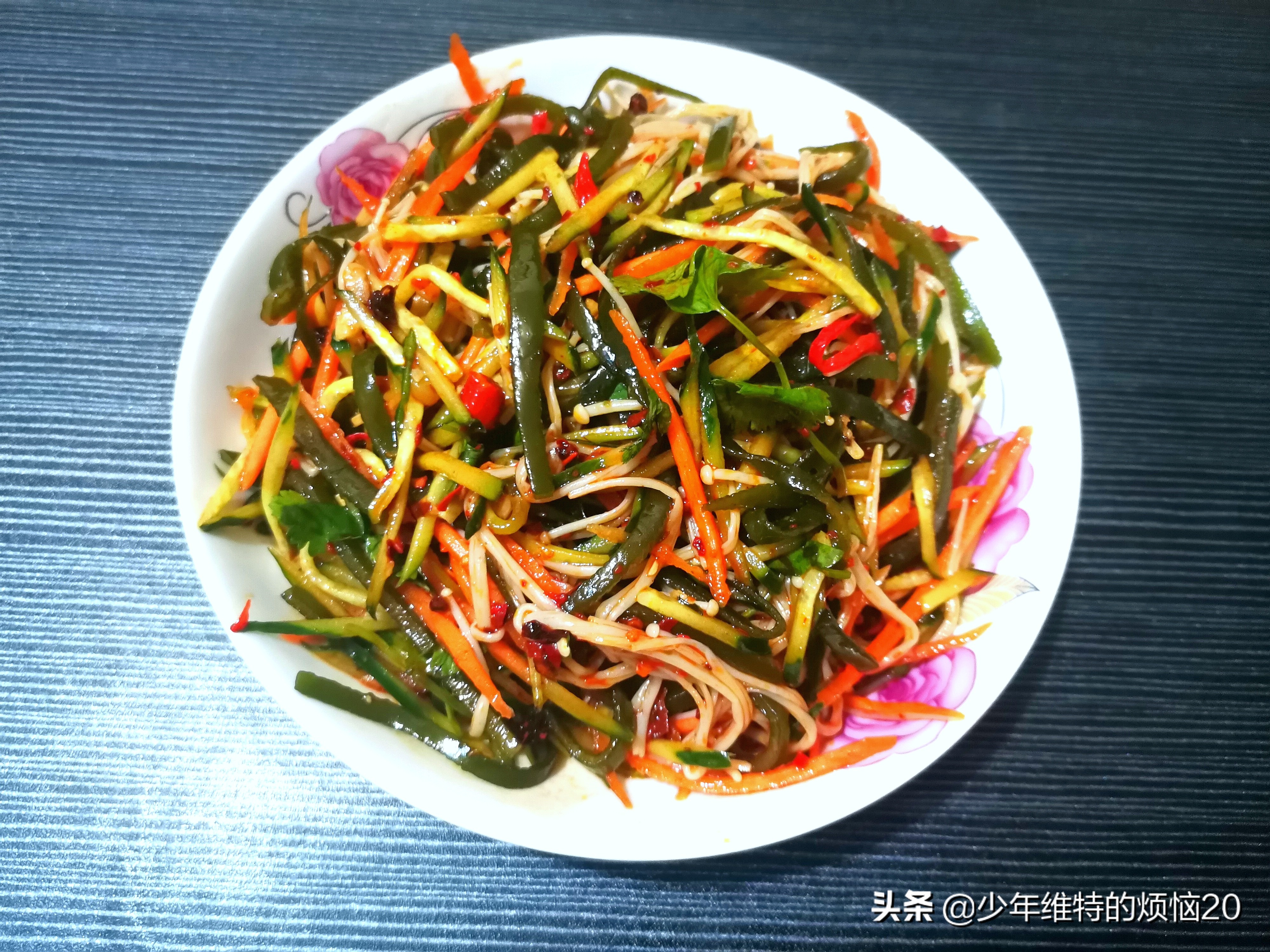 After the cold dew, I am greeted by this cold dish, which is mixed with 4 kinds of ingredients. It is sour and spicy and refreshing.