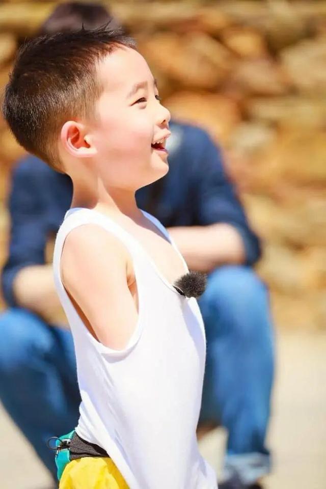 應采兒曬兒子跳舞視頻，還不忘坑一把兒子：自己覺得帥到模糊