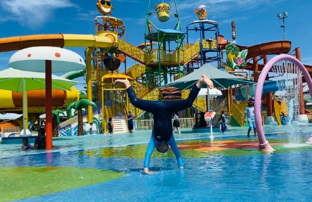 吳尊帶兒女玩水，Neinei穿泳裝展長腿，max秀高難度倒立