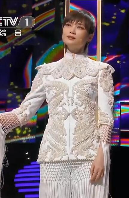 郭晶晶攜夫貼春聯，穿3年前舊衣擋不住高貴氣，三個娃眉眼都像媽