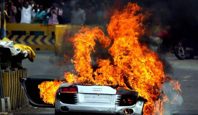 生活科普当加油站汽车油罐车自燃或者着火时我们该如何自救