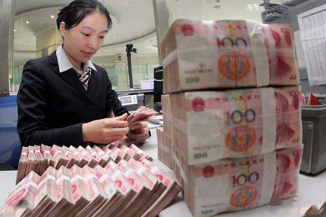 去银行存钱，职员错把1万打成100万，“离柜概不
