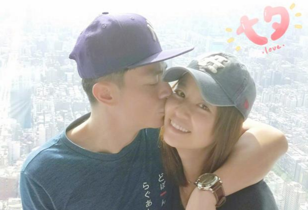 林心如生日宴現場曝光，霍建華秀恩愛，鎖喉式擁抱老婆盡顯佔有欲