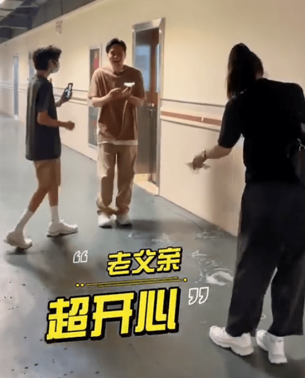 网友上海偶遇张智霖夫妇，袁咏仪长发披肩穿短裤秀出长腿，太少女