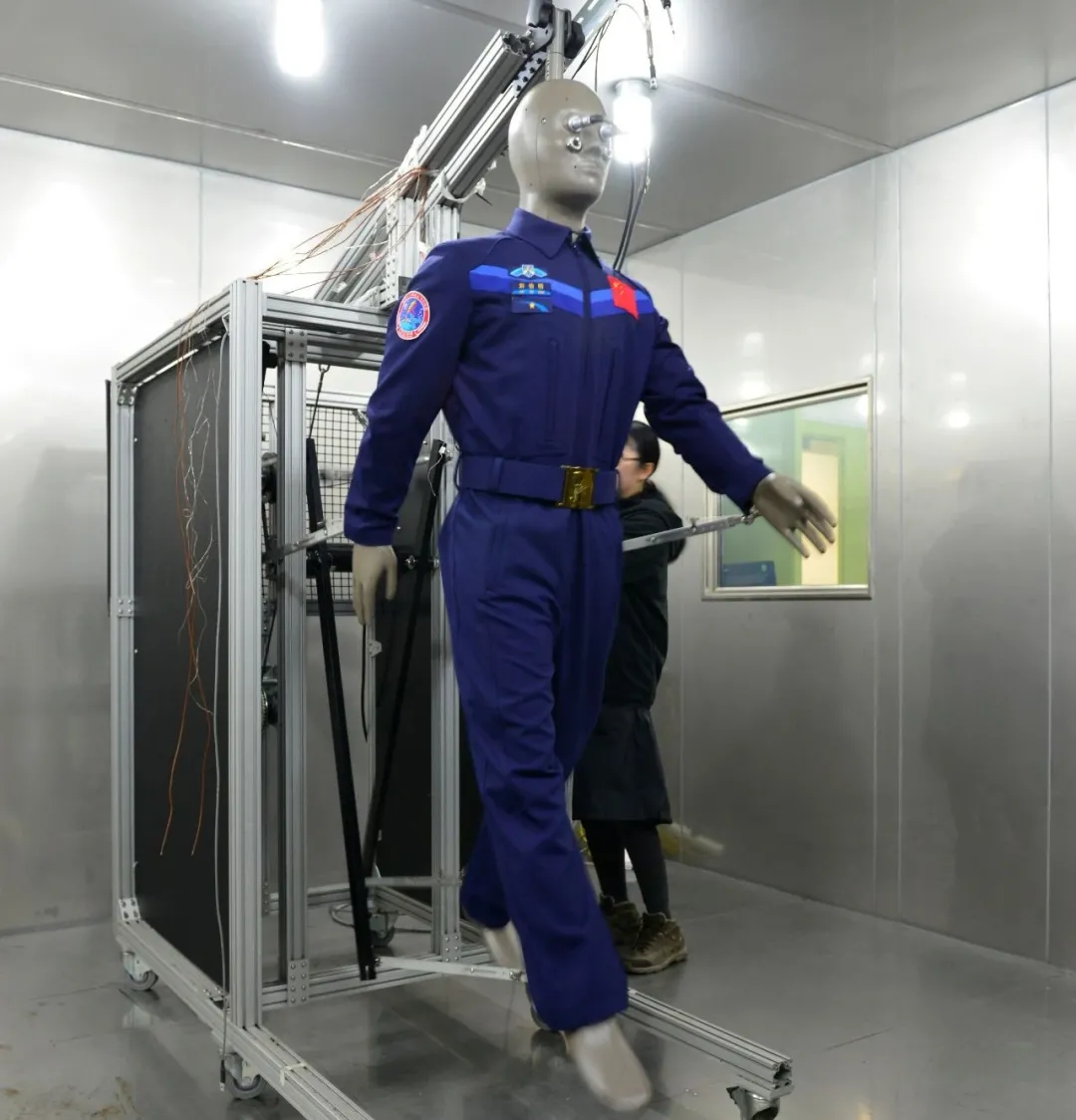 刚刚，东华大学“科技+设计”再次飞天！神舟十二号航天员系列专用服饰体现纺织力量