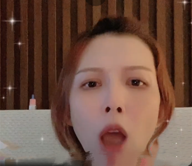 蔡少芬曬母子同框秀幸福，娘娘與兒子實力比萌，魚蛋似縮小版張晉