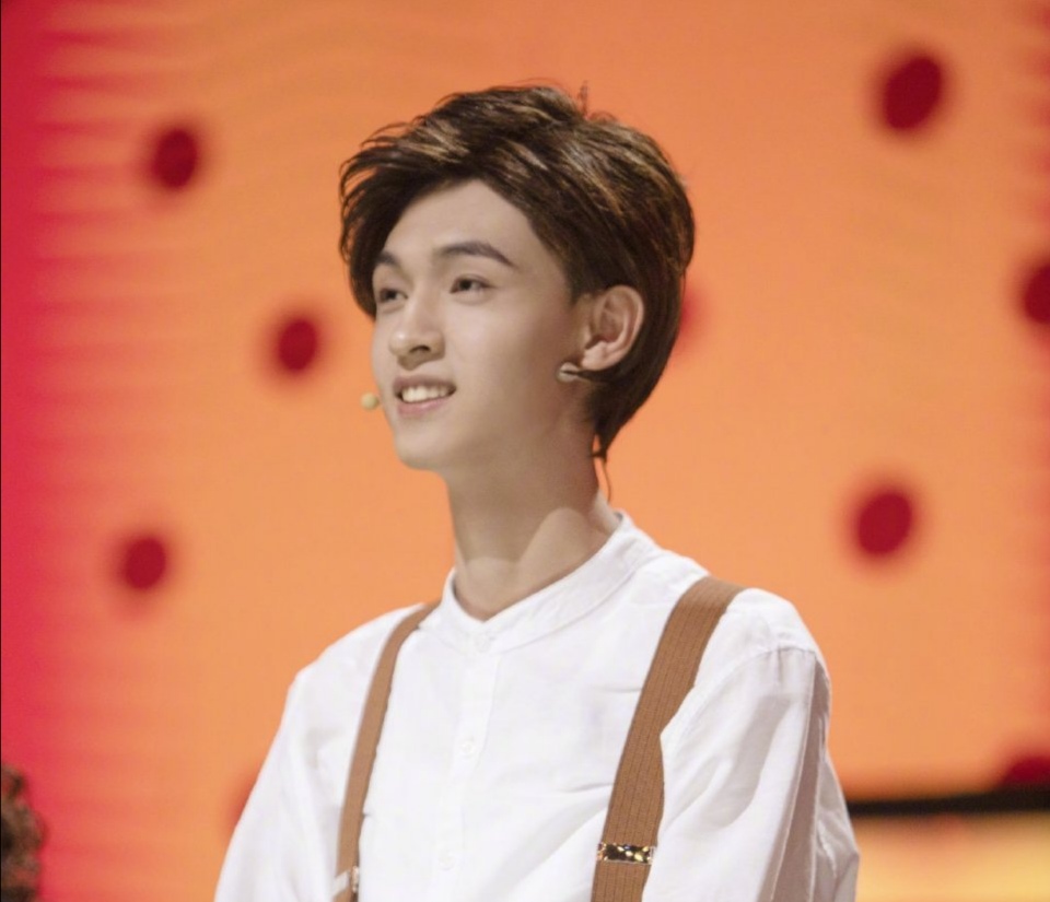 秦霄贤转发一条动态，大伙看出了小道消息