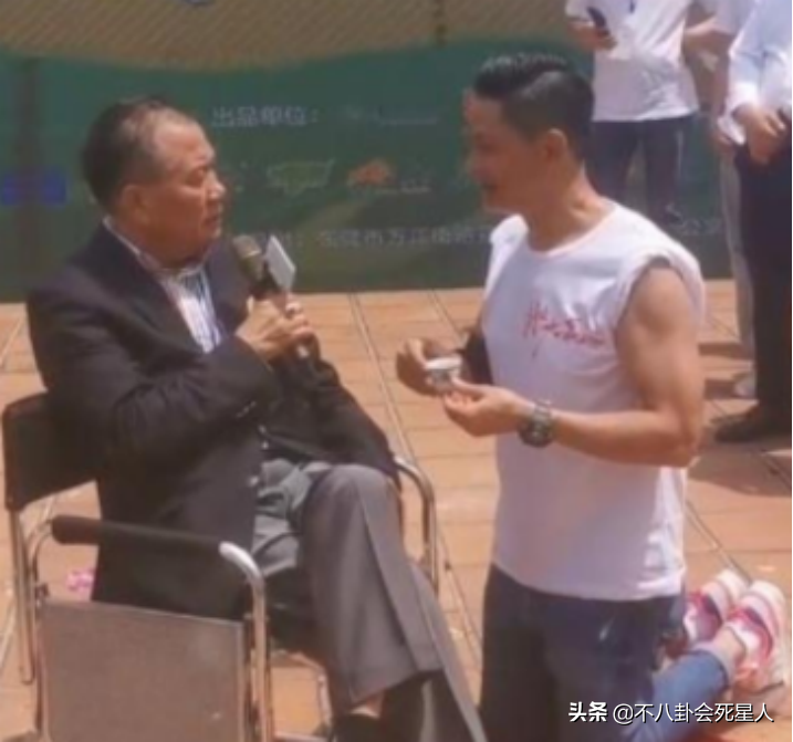 香港老艺人聚会，万梓良坐C位不停说话，70岁徐少强带私生子现身