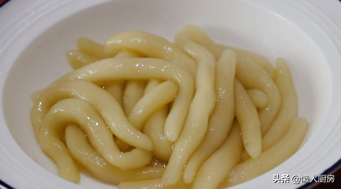 土豆别再炖肉了，教你一个新吃法，好吃到停不下来，比吃肉香