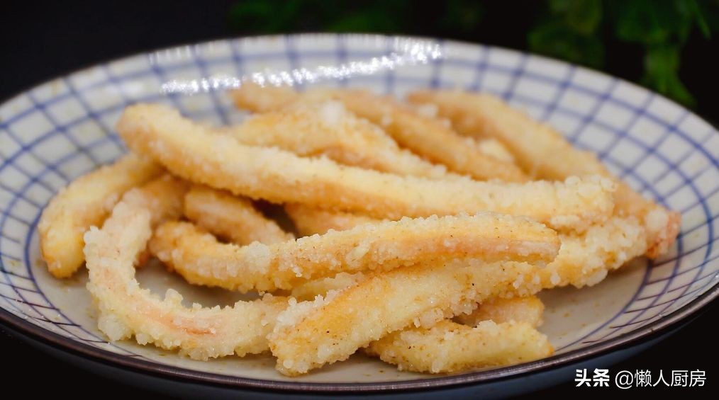 这是香酥鱿鱼条的做法，不要直接裹淀粉，这样处理一下，外壳更酥