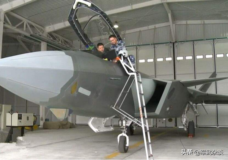 中国的“隐身飞鲨”，第5代隐身舰载机，中国海