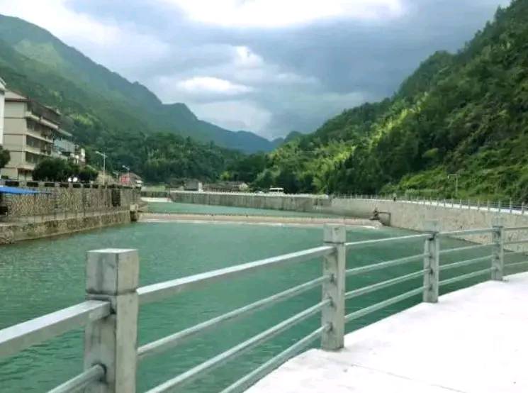 中国“房价最贵”的县城，明明是山区，却富得