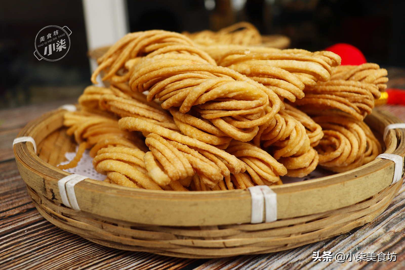 麵條放進油鍋裡一炸，酥脆鹹香，做法簡單，過年招待客人很有面子