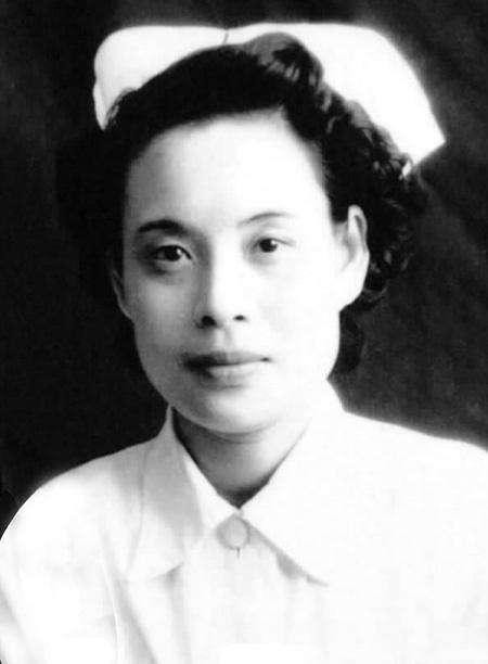 2004年，77岁美国老兵乘专机飞往云南，向一92岁老太下跪
