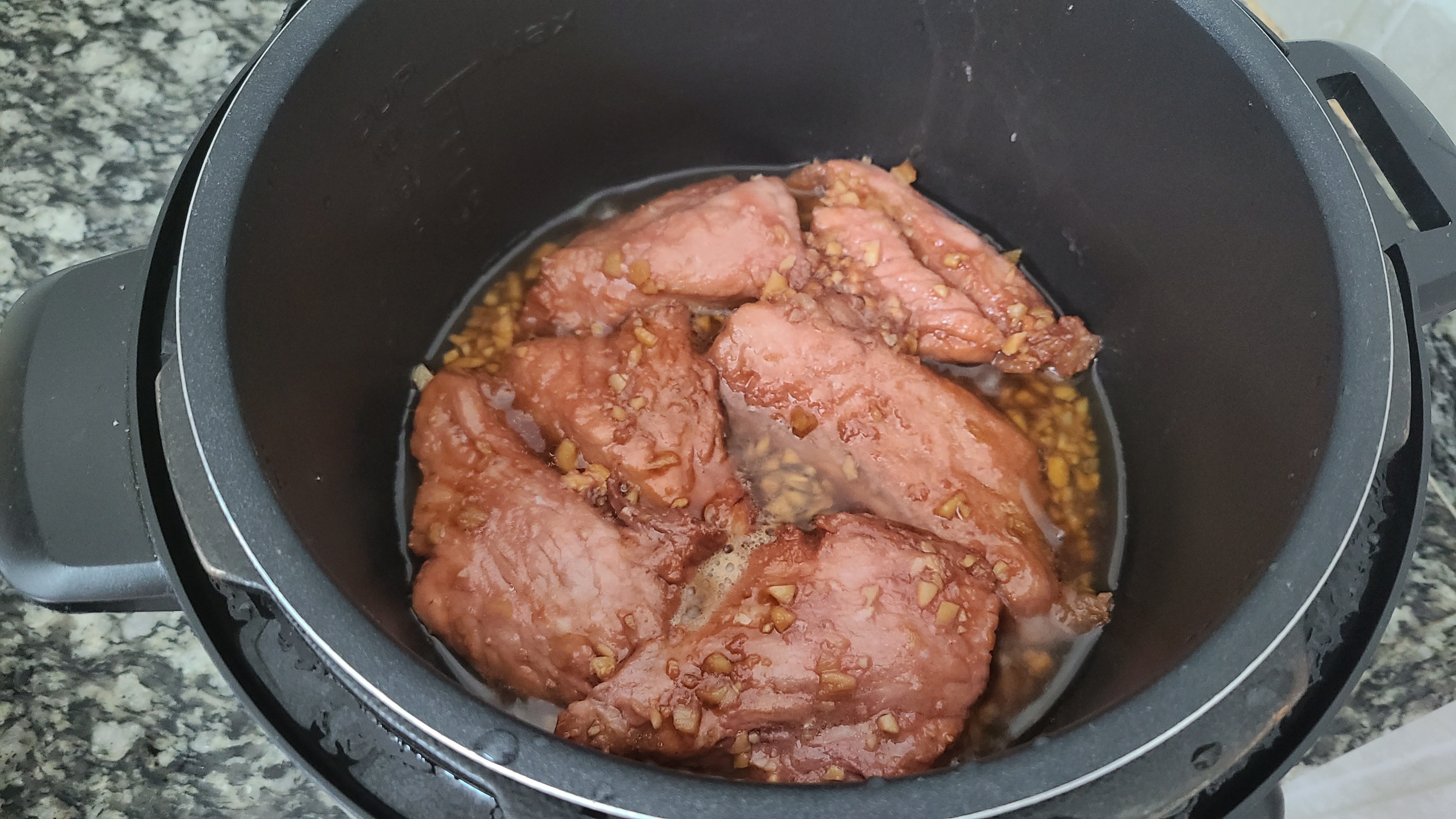 蜜汁叉烧，是广东很出名的一道菜，好吃又好看，太香了