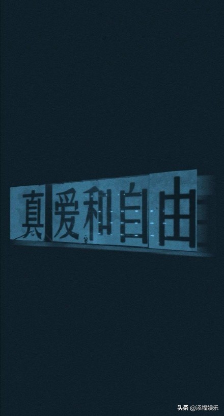 王源清晨飞往重庆，意外暴露自用手机壳，上面的文字意义不凡
