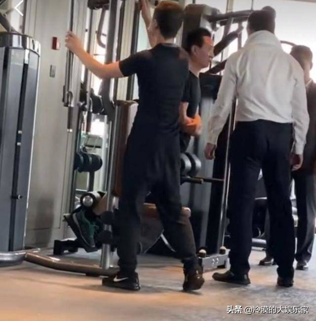 郭美美落魄到卖包回血？王健林健身带了一排保