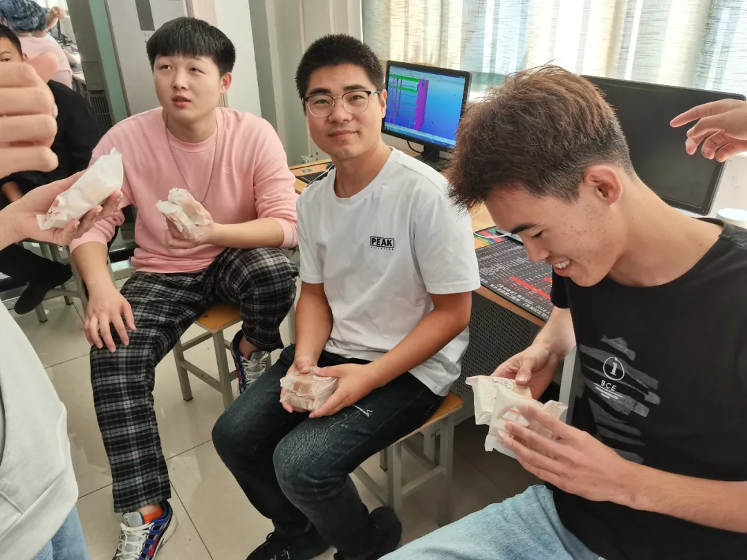 浓情中秋 爱满校园——我校为学生发放中秋月饼,送上节日祝福