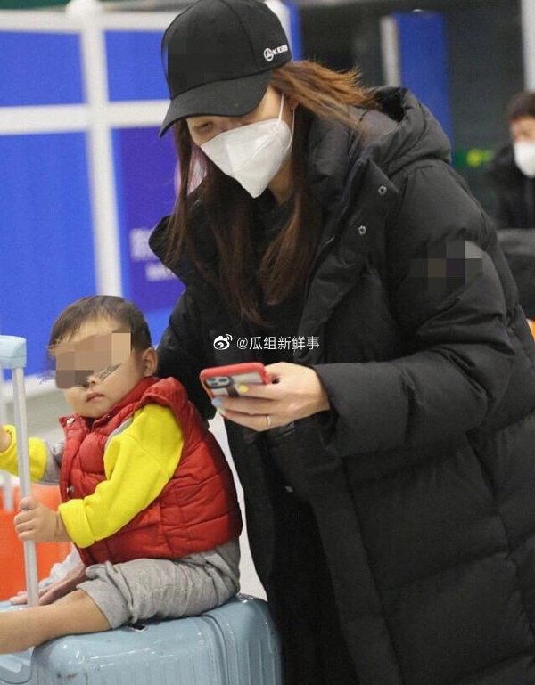 蔡少芬帶兒子逛公園，1歲魚蛋穿短袖滿場跑，孩子多卻不戴口罩