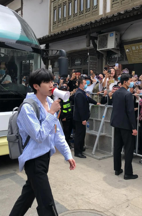 《奔跑吧》最新路透：现场少有人戴口罩，路人