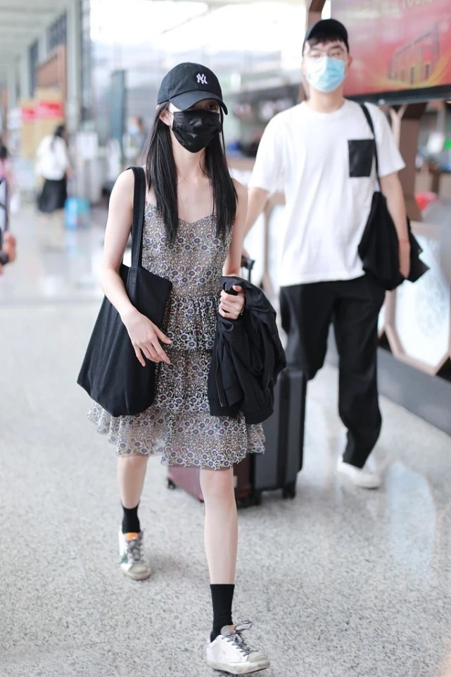 现在的00后胆子真大，21岁刘浩存穿“镂空裙”走机场，造型很抢眼