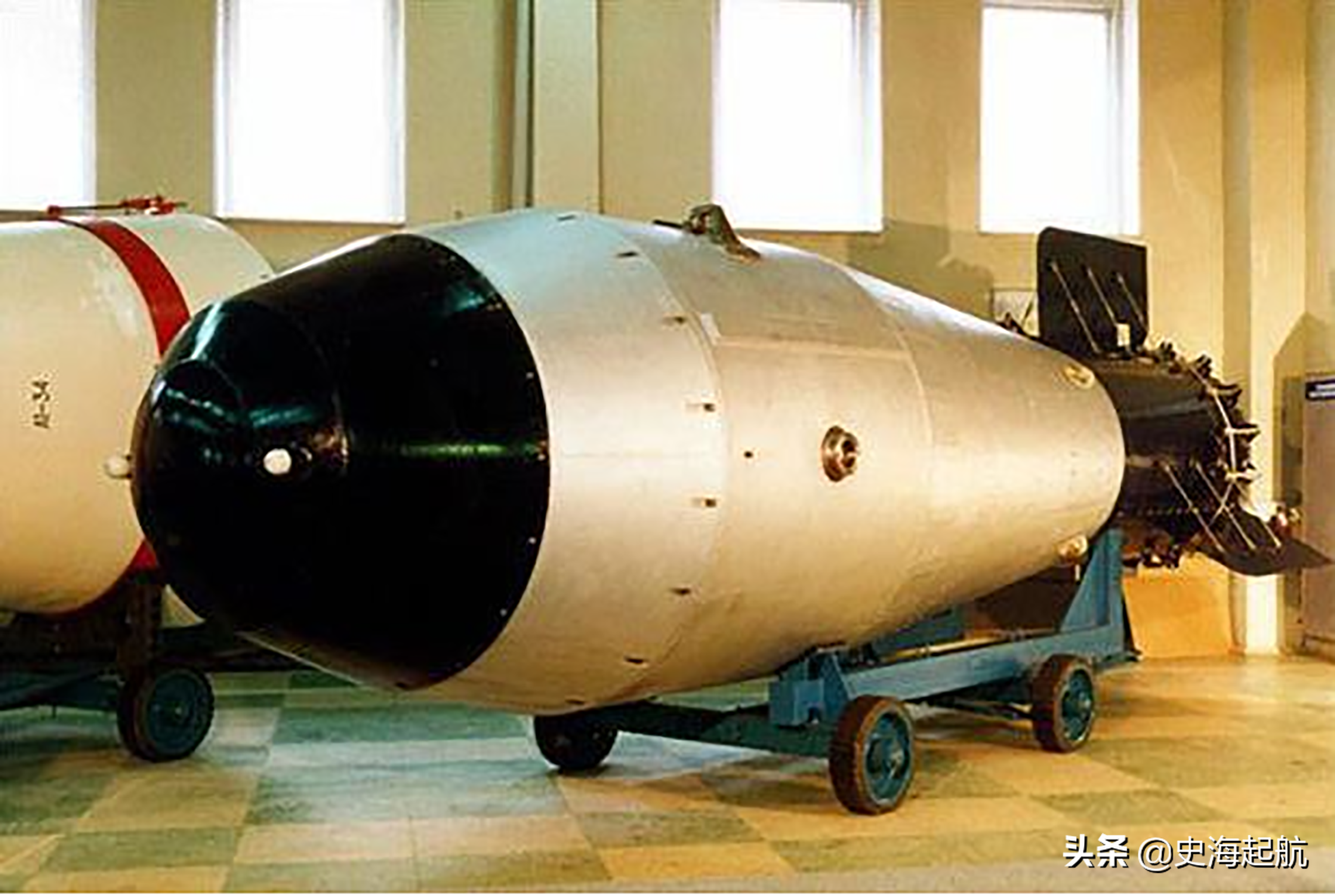 冷战时高科技武器照片：图1是B2隐身轰炸机，图