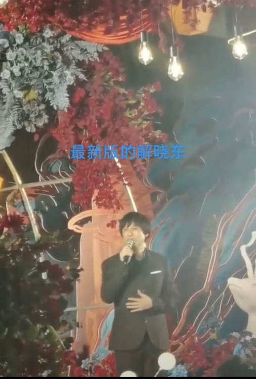 52岁解晓东现身酒吧嗨唱，衣服却显不合身，隐退歌坛后身价过亿