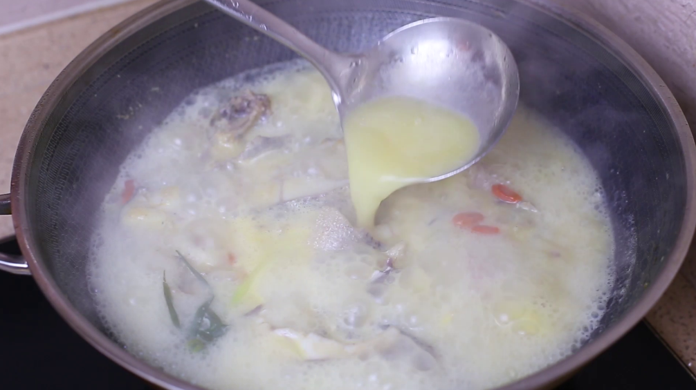 图片[8]-为什么饭店的鱼汤都是金黄色的？其实方法很简单，汤浓好喝无腥味-起舞食谱网